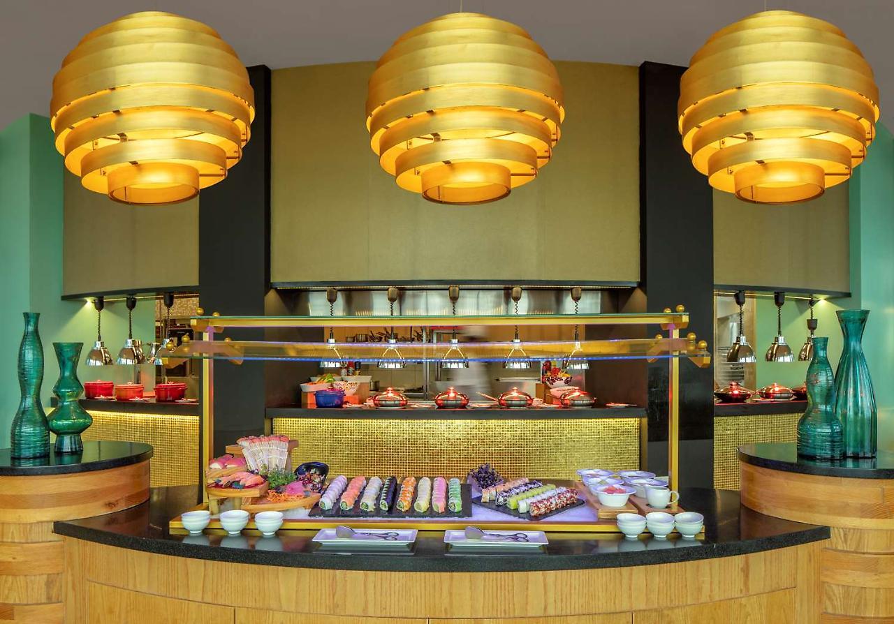 Symphony Style Hotel Kuwait Salmiya Extérieur photo The buffet at the restaurant