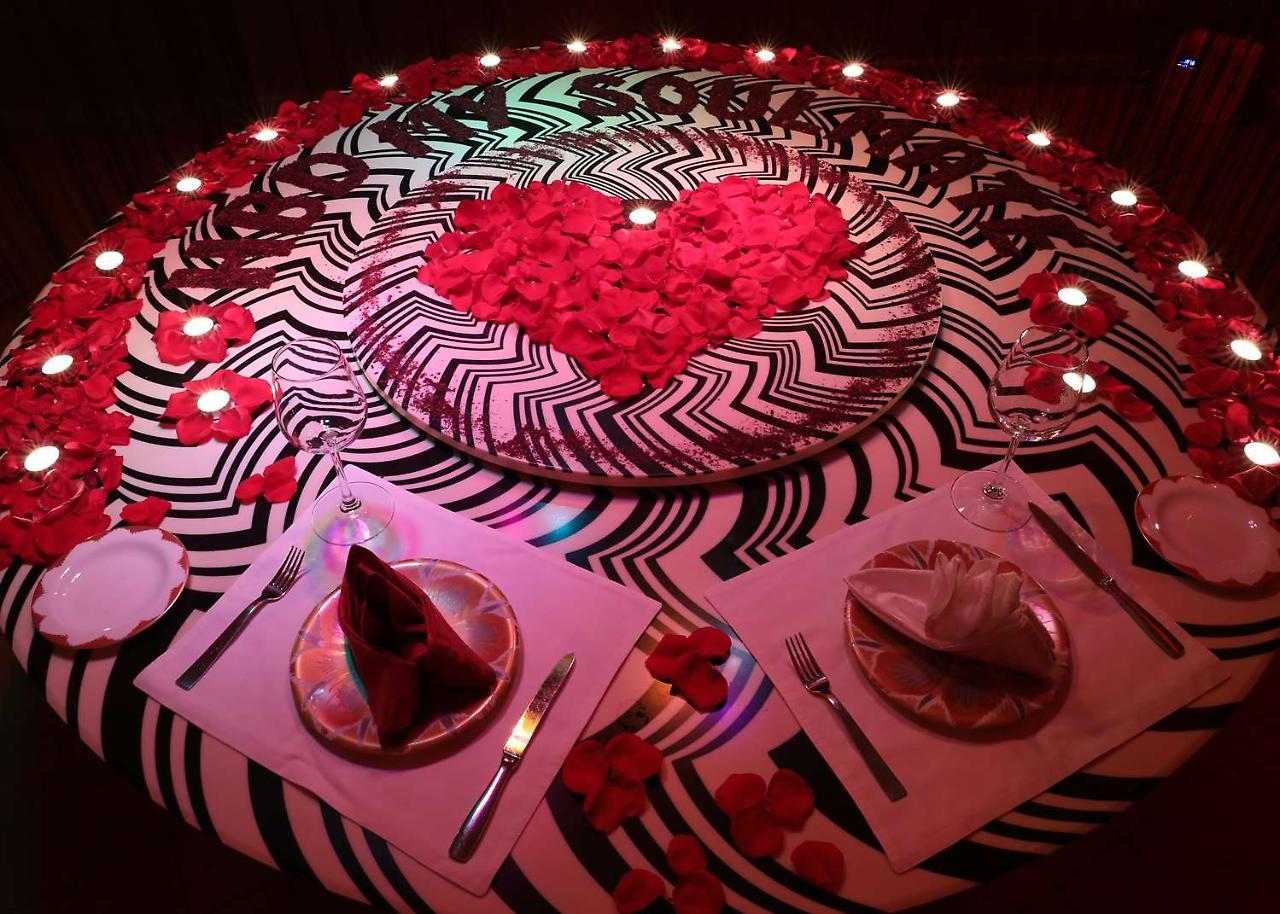 Symphony Style Hotel Kuwait Salmiya Extérieur photo A table at the restaurant