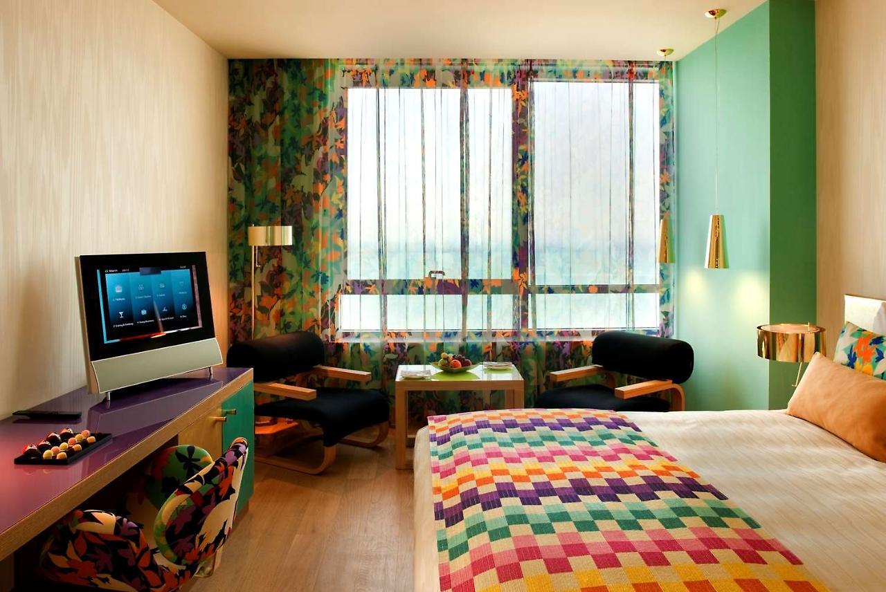 Symphony Style Hotel Kuwait Salmiya Extérieur photo A room at the hotel
