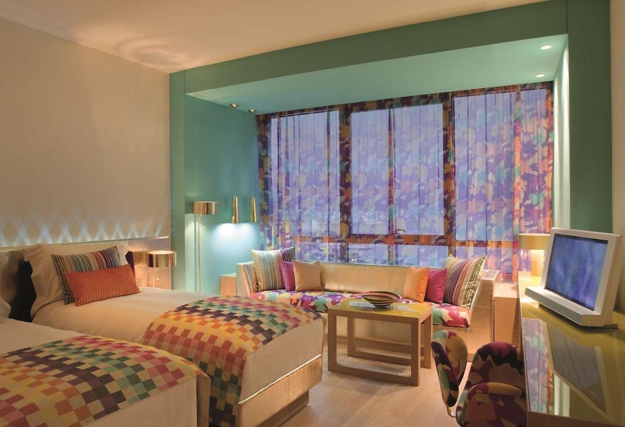 Symphony Style Hotel Kuwait Salmiya Extérieur photo A room at the hotel