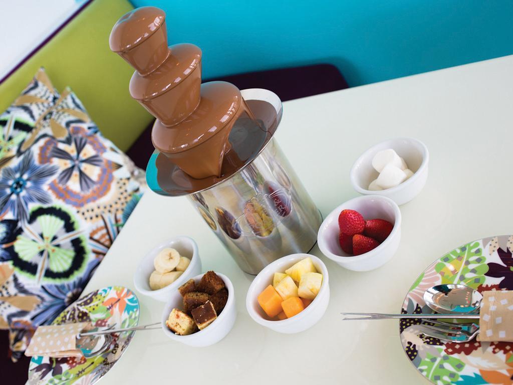 Symphony Style Hotel Kuwait Salmiya Extérieur photo A chocolate fountain