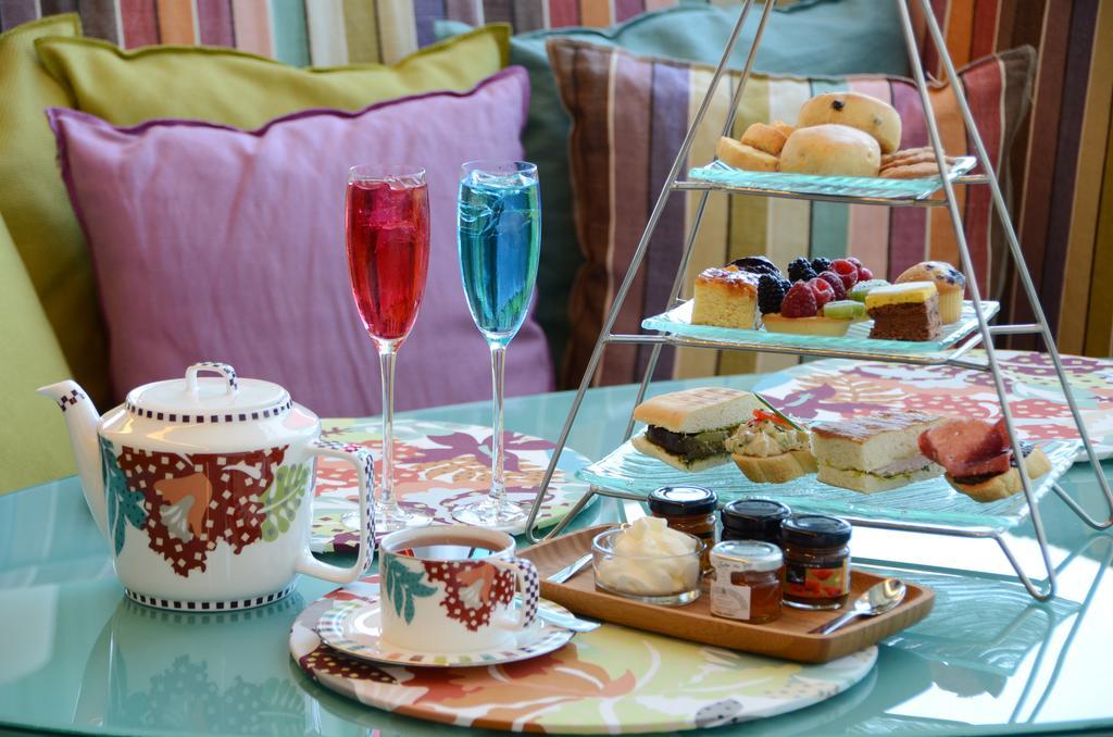 Symphony Style Hotel Kuwait Salmiya Extérieur photo Afternoon tea at the InterContinental Hotel, London