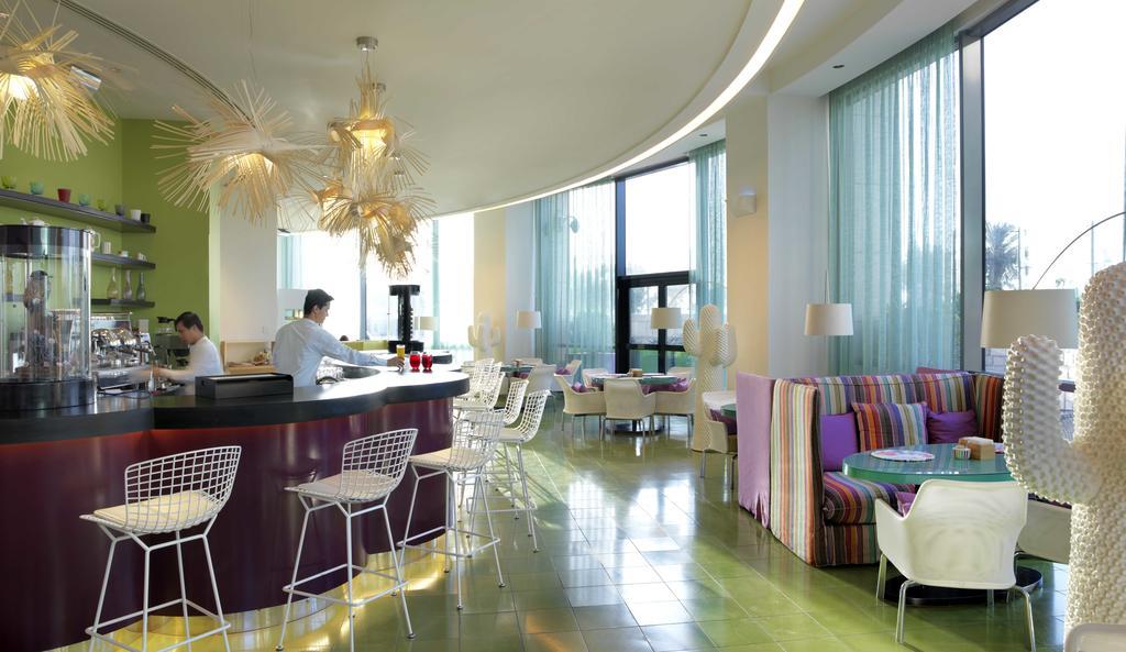 Symphony Style Hotel Kuwait Salmiya Extérieur photo The bar at the Standard East Village