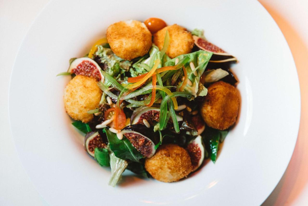 Symphony Style Hotel Kuwait Salmiya Extérieur photo A salad with figs and goat's cheese