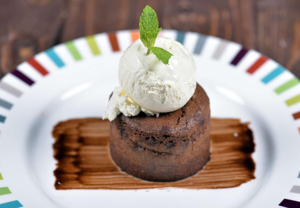Symphony Style Hotel Kuwait Salmiya Extérieur photo A chocolate lava cake with ice cream